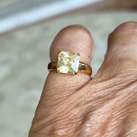 2 Gold Tone Faux Stone Rings - Picture 7 of 13
